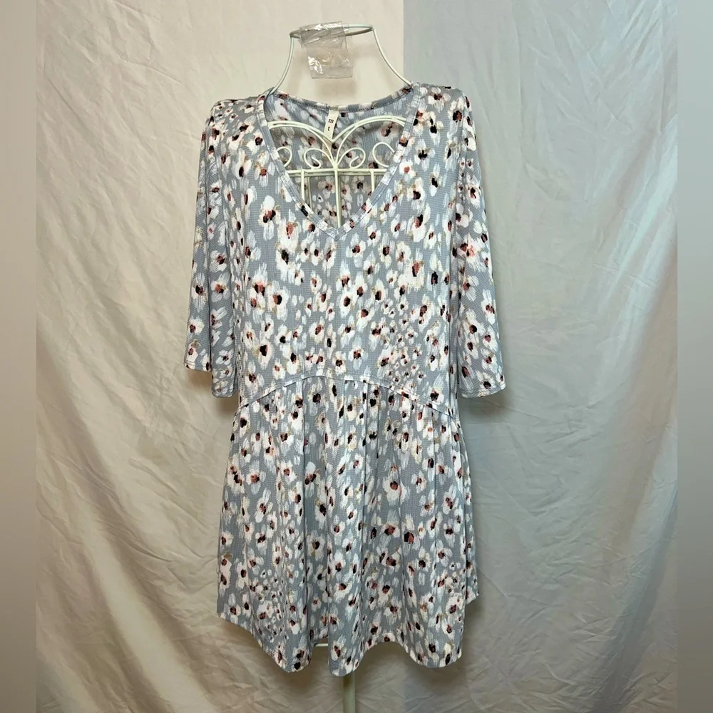 Women’s Floral Top - Medium - Flowy V-Neck Short Sleeves - EUC - Picture 1 of 8